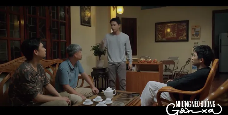 Những nẻo đường gần xa - Tập 22: Đông được sếp Vinh đưa về tận cổng nhà - Ảnh 4. Những nẻo đường gần xa - Tập 22: Đông được sếp Vinh đưa về tận cổng nhà - Ảnh 4.