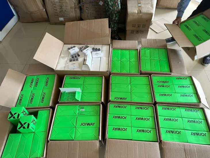 Thu giữ gần 14.000 sản phẩm thuốc lá điện tử không rõ nguồn gốc - Ảnh 1. Thu giữ gần 14.000 sản phẩm thuốc lá điện tử không rõ nguồn gốc - Ảnh 1.