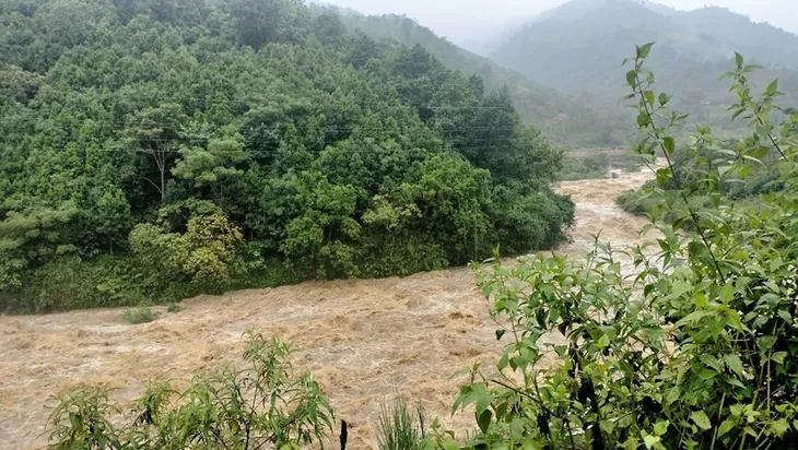 Mưa lớn gây ngập úng, sạt lở ở Lào Cai - Ảnh 5. Mưa lớn gây ngập úng, sạt lở ở Lào Cai - Ảnh 5.