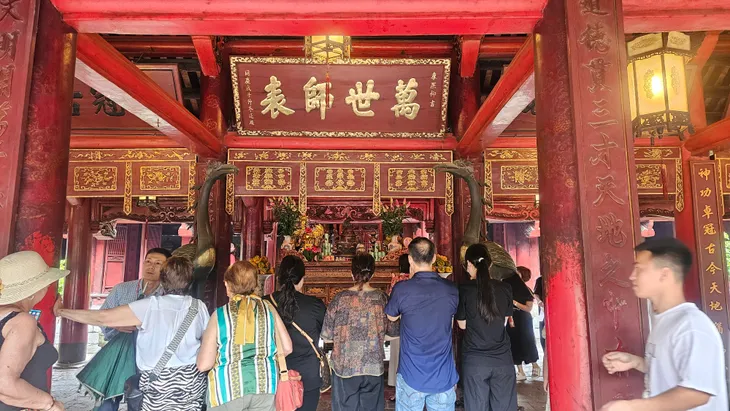 Sĩ tử đổ về Văn Miếu - Quốc Tử Giám tri ân bậc hiền nhân và cầu may mắn trước giờ thi - Ảnh 9. Sĩ tử đổ về Văn Miếu - Quốc Tử Giám tri ân bậc hiền nhân và cầu may mắn trước giờ thi - Ảnh 9.