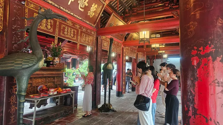 Sĩ tử đổ về Văn Miếu - Quốc Tử Giám tri ân bậc hiền nhân và cầu may mắn trước giờ thi - Ảnh 5. Sĩ tử đổ về Văn Miếu - Quốc Tử Giám tri ân bậc hiền nhân và cầu may mắn trước giờ thi - Ảnh 5.
