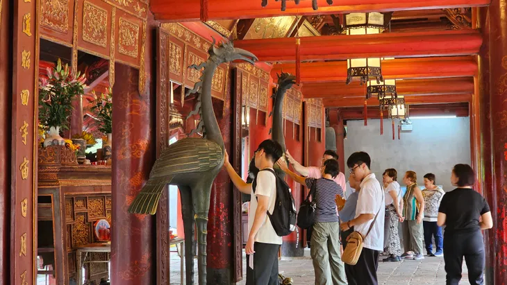 Sĩ tử đổ về Văn Miếu - Quốc Tử Giám tri ân bậc hiền nhân và cầu may mắn trước giờ thi - Ảnh 4. Sĩ tử đổ về Văn Miếu - Quốc Tử Giám tri ân bậc hiền nhân và cầu may mắn trước giờ thi - Ảnh 4.