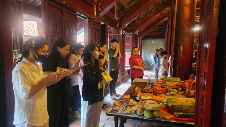 Sĩ tử đổ về Văn Miếu - Quốc Tử Giám tri ân bậc hiền nhân và cầu may mắn trước giờ thi - Ảnh 7. Sĩ tử đổ về Văn Miếu - Quốc Tử Giám tri ân bậc hiền nhân và cầu may mắn trước giờ thi - Ảnh 7.