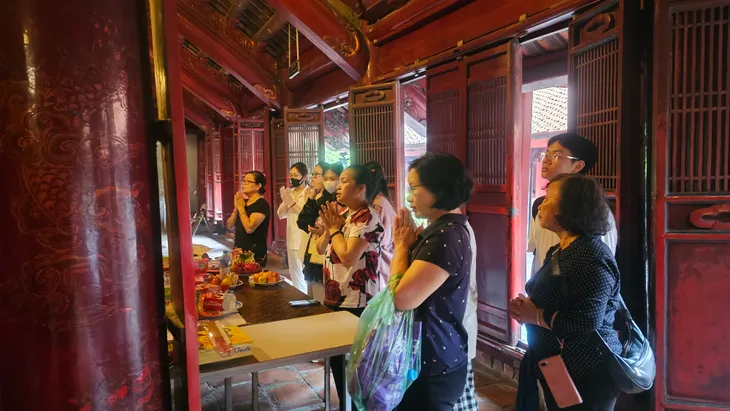 Sĩ tử đổ về Văn Miếu - Quốc Tử Giám tri ân bậc hiền nhân và cầu may mắn trước giờ thi - Ảnh 13. Sĩ tử đổ về Văn Miếu - Quốc Tử Giám tri ân bậc hiền nhân và cầu may mắn trước giờ thi - Ảnh 13.