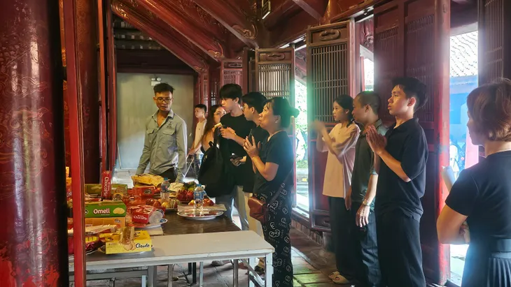 Sĩ tử đổ về Văn Miếu - Quốc Tử Giám tri ân bậc hiền nhân và cầu may mắn trước giờ thi - Ảnh 12. Sĩ tử đổ về Văn Miếu - Quốc Tử Giám tri ân bậc hiền nhân và cầu may mắn trước giờ thi - Ảnh 12.