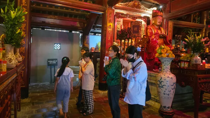 Sĩ tử đổ về Văn Miếu - Quốc Tử Giám tri ân bậc hiền nhân và cầu may mắn trước giờ thi - Ảnh 3. Sĩ tử đổ về Văn Miếu - Quốc Tử Giám tri ân bậc hiền nhân và cầu may mắn trước giờ thi - Ảnh 3.