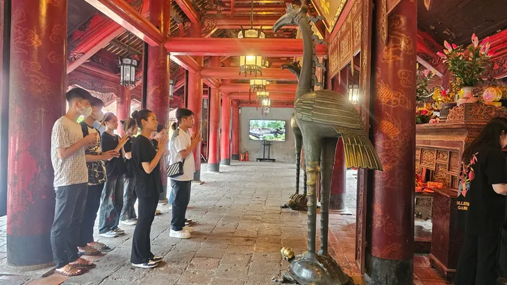 Sĩ tử đổ về Văn Miếu - Quốc Tử Giám tri ân bậc hiền nhân và cầu may mắn trước giờ thi - Ảnh 2. Sĩ tử đổ về Văn Miếu - Quốc Tử Giám tri ân bậc hiền nhân và cầu may mắn trước giờ thi - Ảnh 2.
