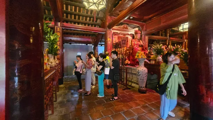 Sĩ tử đổ về Văn Miếu - Quốc Tử Giám tri ân bậc hiền nhân và cầu may mắn trước giờ thi - Ảnh 1. Sĩ tử đổ về Văn Miếu - Quốc Tử Giám tri ân bậc hiền nhân và cầu may mắn trước giờ thi - Ảnh 1.