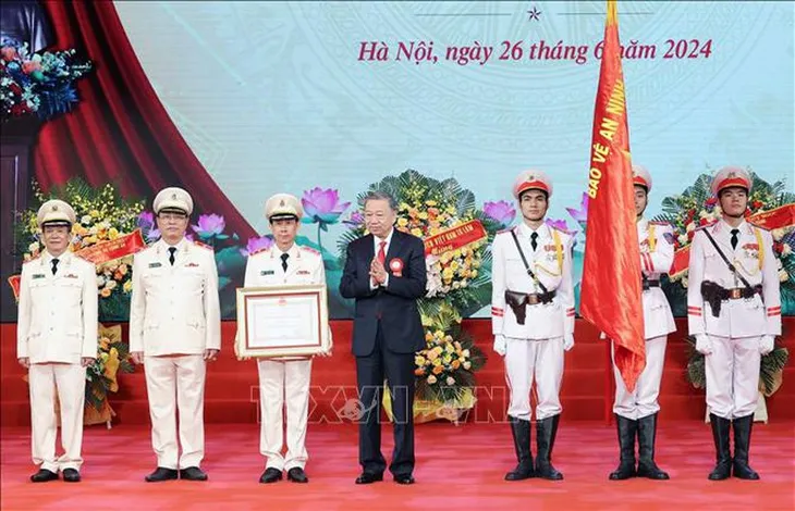 Chủ tịch nước dự lễ kỷ niệm 70 năm Ngày truyền thống lực lượng Kỹ thuật nghiệp vụ CAND - Ảnh 2. Chủ tịch nước dự lễ kỷ niệm 70 năm Ngày truyền thống lực lượng Kỹ thuật nghiệp vụ CAND - Ảnh 2.