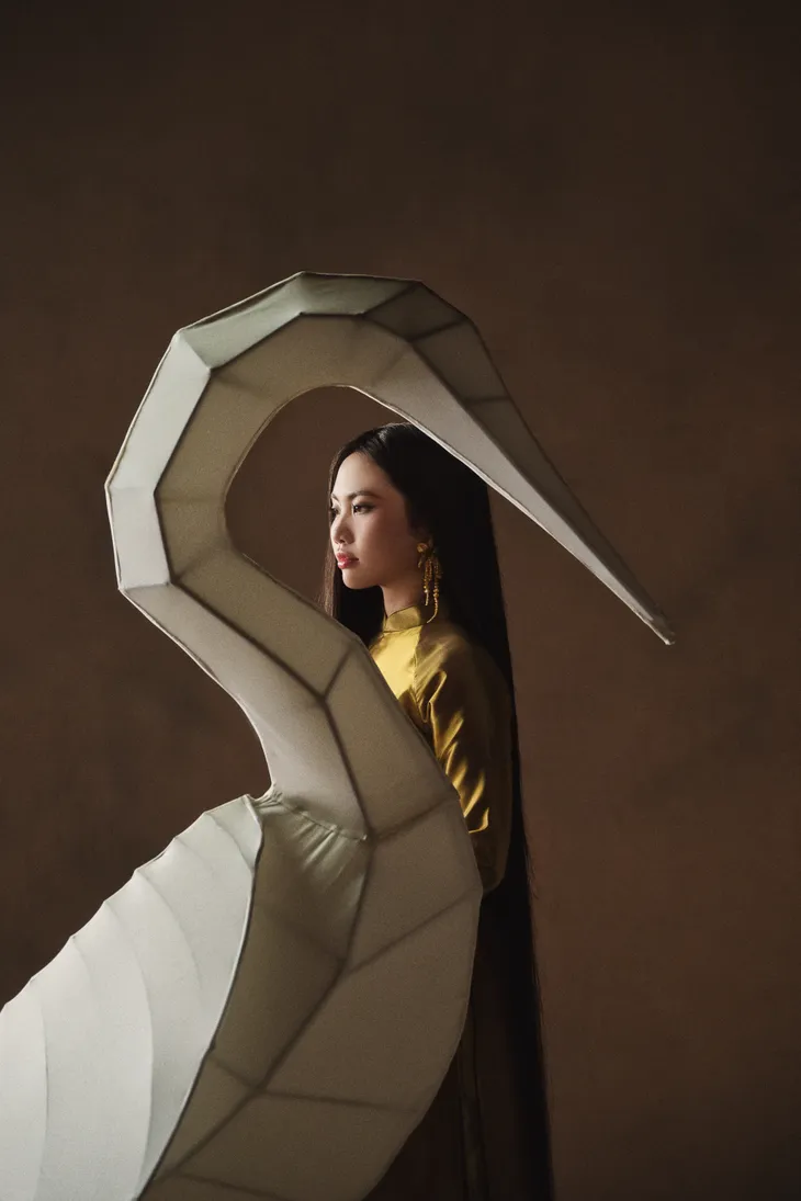Phương Mỹ Chi đưa văn hoá múa chén vào MV “Gối Gấm” - Ảnh 2. Phương Mỹ Chi đưa văn hoá múa chén vào MV “Gối Gấm” - Ảnh 2.