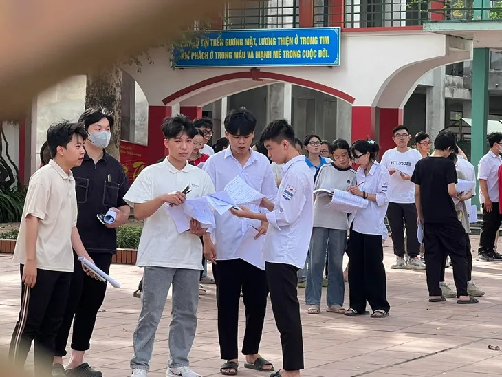 Thí sinh làm bài thi môn môn cuối cùng của Kỳ thi tốt nghiệp THPT 2024 - Ảnh 2. Thí sinh làm bài thi môn môn cuối cùng của Kỳ thi tốt nghiệp THPT 2024 - Ảnh 2.