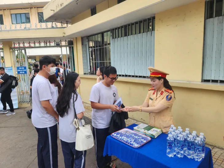 CSGT TP Hồ Chí Minh đảm bảo an toàn cho kỳ thi THPT 2024 - Ảnh 2. CSGT TP Hồ Chí Minh đảm bảo an toàn cho kỳ thi THPT 2024 - Ảnh 2.