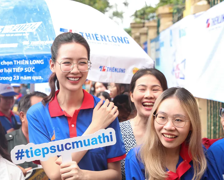 Hoa hậu Bảo Ngọc, ca sĩ Phương Mỹ Chi tiếp sức mùa thi Tốt nghiệp THPT 2024 - Ảnh 4. Hoa hậu Bảo Ngọc, ca sĩ Phương Mỹ Chi tiếp sức mùa thi Tốt nghiệp THPT 2024 - Ảnh 4.