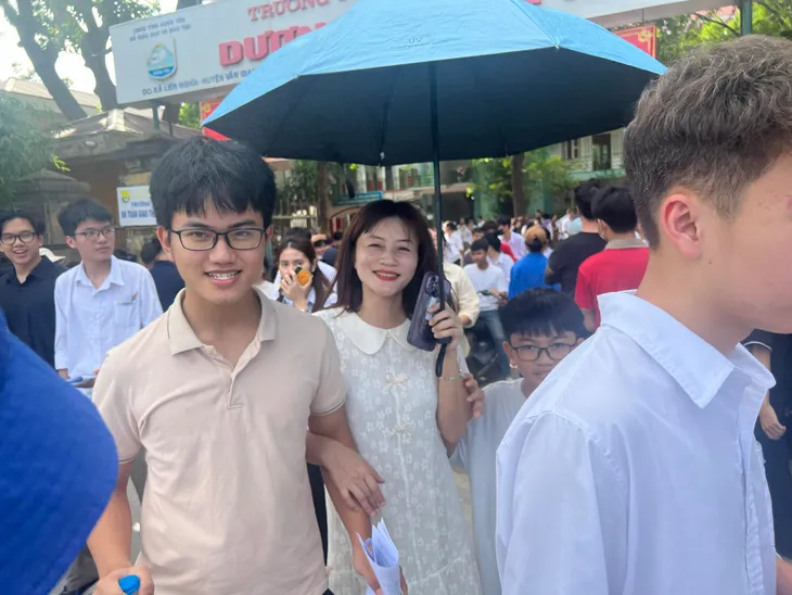 Phụ huynh rạng rỡ đón con sau buổi thi môn Toán - Ảnh 10. Phụ huynh rạng rỡ đón con sau buổi thi môn Toán - Ảnh 10.