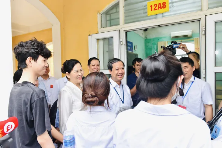 Bộ trưởng GD-ĐT Nguyễn Kim Sơn mong thí sinh thể hiện mình một cách tốt nhất - Ảnh 2. Bộ trưởng GD-ĐT Nguyễn Kim Sơn mong thí sinh thể hiện mình một cách tốt nhất - Ảnh 2.