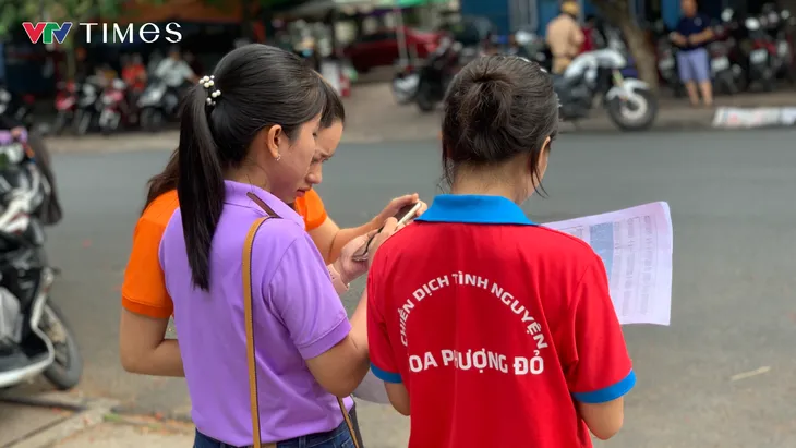 TP Hồ Chí Minh: Thí sinh giữ tâm lý thoải mái trong ngày đầu tiên thi tốt nghiệp THPT - Ảnh 6. TP Hồ Chí Minh: Thí sinh giữ tâm lý thoải mái trong ngày đầu tiên thi tốt nghiệp THPT - Ảnh 6.