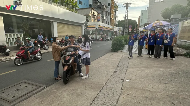 TP Hồ Chí Minh: Thí sinh giữ tâm lý thoải mái trong ngày đầu tiên thi tốt nghiệp THPT - Ảnh 1. TP Hồ Chí Minh: Thí sinh giữ tâm lý thoải mái trong ngày đầu tiên thi tốt nghiệp THPT - Ảnh 1.