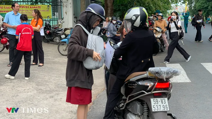 TP Hồ Chí Minh: Thí sinh giữ tâm lý thoải mái trong ngày đầu tiên thi tốt nghiệp THPT - Ảnh 2. TP Hồ Chí Minh: Thí sinh giữ tâm lý thoải mái trong ngày đầu tiên thi tốt nghiệp THPT - Ảnh 2.
