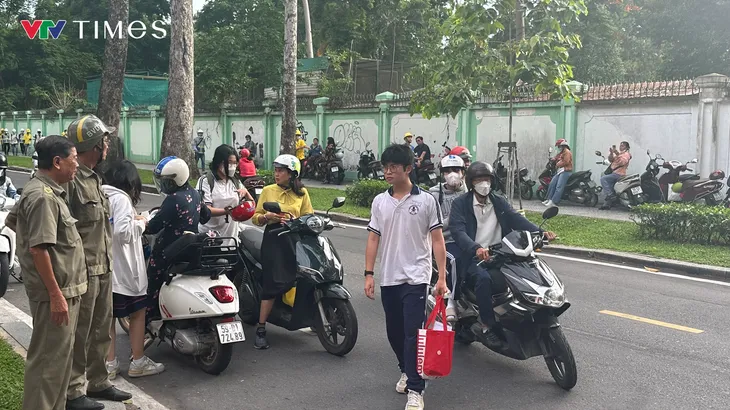 TP Hồ Chí Minh: Thí sinh giữ tâm lý thoải mái trong ngày đầu tiên thi tốt nghiệp THPT - Ảnh 3. TP Hồ Chí Minh: Thí sinh giữ tâm lý thoải mái trong ngày đầu tiên thi tốt nghiệp THPT - Ảnh 3.