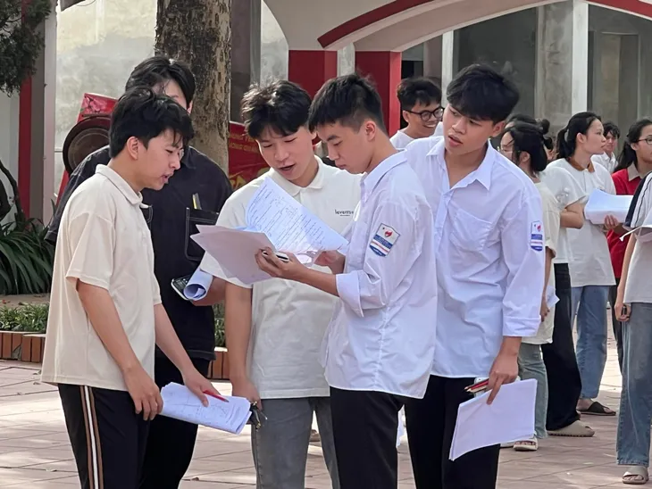 Phụ huynh rạng rỡ đón con sau buổi thi môn Toán - Ảnh 9. Phụ huynh rạng rỡ đón con sau buổi thi môn Toán - Ảnh 9.