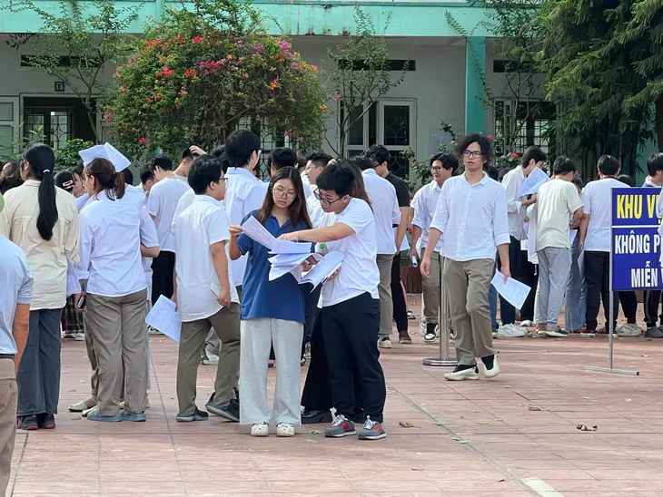 Phụ huynh rạng rỡ đón con sau buổi thi môn Toán - Ảnh 8. Phụ huynh rạng rỡ đón con sau buổi thi môn Toán - Ảnh 8.