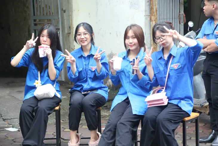 Những hình ảnh đẹp trong buổi thi Tốt nghiệp THPT 2024 đầu tiên - Ảnh 8.