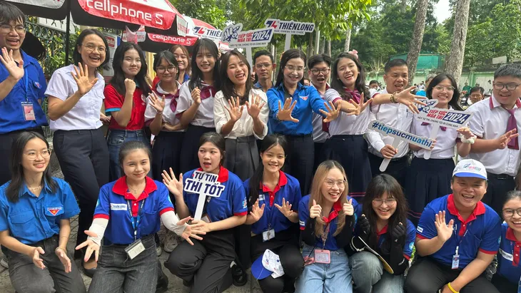 Hoa hậu Bảo Ngọc, ca sĩ Phương Mỹ Chi tiếp sức mùa thi Tốt nghiệp THPT 2024 - Ảnh 2. Hoa hậu Bảo Ngọc, ca sĩ Phương Mỹ Chi tiếp sức mùa thi Tốt nghiệp THPT 2024 - Ảnh 2.