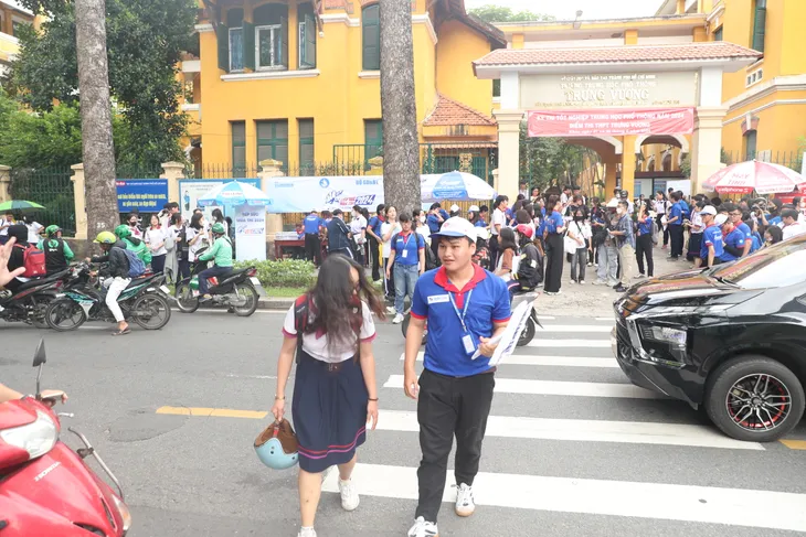 Hoa hậu Bảo Ngọc, ca sĩ Phương Mỹ Chi tiếp sức mùa thi Tốt nghiệp THPT 2024 - Ảnh 7.
