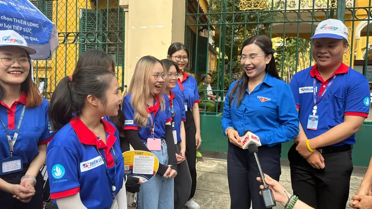 Hoa hậu Bảo Ngọc, ca sĩ Phương Mỹ Chi tiếp sức mùa thi Tốt nghiệp THPT 2024 - Ảnh 1. Hoa hậu Bảo Ngọc, ca sĩ Phương Mỹ Chi tiếp sức mùa thi Tốt nghiệp THPT 2024 - Ảnh 1.