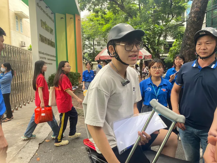 Cõng bạn và những hình ảnh ấn tượng trong buổi thi môn Ngữ văn sáng nay tại Hà Nội - Ảnh 2. Cõng bạn và những hình ảnh ấn tượng trong buổi thi môn Ngữ văn sáng nay tại Hà Nội - Ảnh 2.