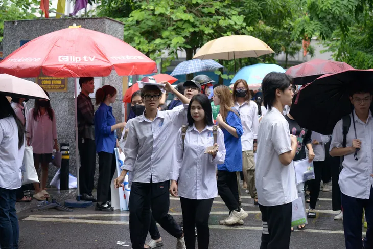 Cõng bạn và những hình ảnh ấn tượng trong buổi thi môn Ngữ văn sáng nay tại Hà Nội - Ảnh 12. Cõng bạn và những hình ảnh ấn tượng trong buổi thi môn Ngữ văn sáng nay tại Hà Nội - Ảnh 12.