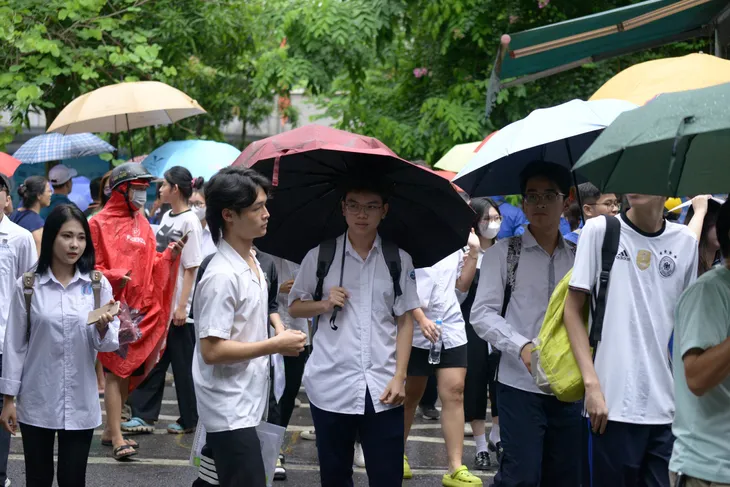 Cõng bạn và những hình ảnh ấn tượng trong buổi thi môn Ngữ văn sáng nay tại Hà Nội - Ảnh 6. Cõng bạn và những hình ảnh ấn tượng trong buổi thi môn Ngữ văn sáng nay tại Hà Nội - Ảnh 6.