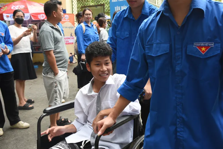 Cõng bạn và những hình ảnh ấn tượng trong buổi thi môn Ngữ văn sáng nay tại Hà Nội - Ảnh 5. Cõng bạn và những hình ảnh ấn tượng trong buổi thi môn Ngữ văn sáng nay tại Hà Nội - Ảnh 5.
