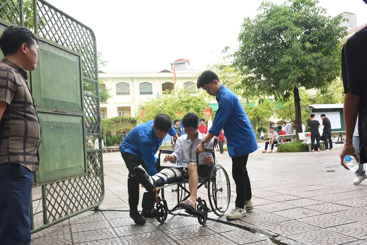 Cõng bạn và những hình ảnh ấn tượng trong buổi thi môn Ngữ văn sáng nay tại Hà Nội - Ảnh 4. Cõng bạn và những hình ảnh ấn tượng trong buổi thi môn Ngữ văn sáng nay tại Hà Nội - Ảnh 4.
