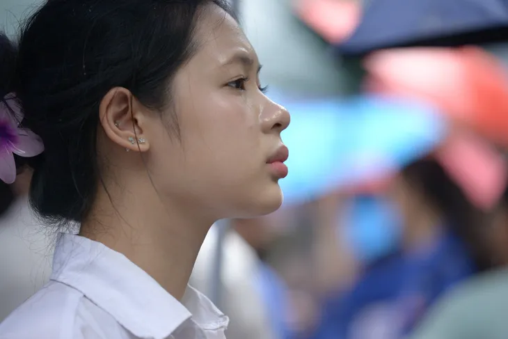 Cõng bạn và những hình ảnh ấn tượng trong buổi thi môn Ngữ văn sáng nay tại Hà Nội - Ảnh 9. Cõng bạn và những hình ảnh ấn tượng trong buổi thi môn Ngữ văn sáng nay tại Hà Nội - Ảnh 9.