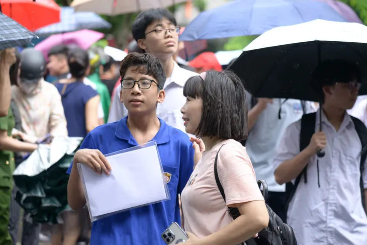 Cõng bạn và những hình ảnh ấn tượng trong buổi thi môn Ngữ văn sáng nay tại Hà Nội - Ảnh 7. Cõng bạn và những hình ảnh ấn tượng trong buổi thi môn Ngữ văn sáng nay tại Hà Nội - Ảnh 7.