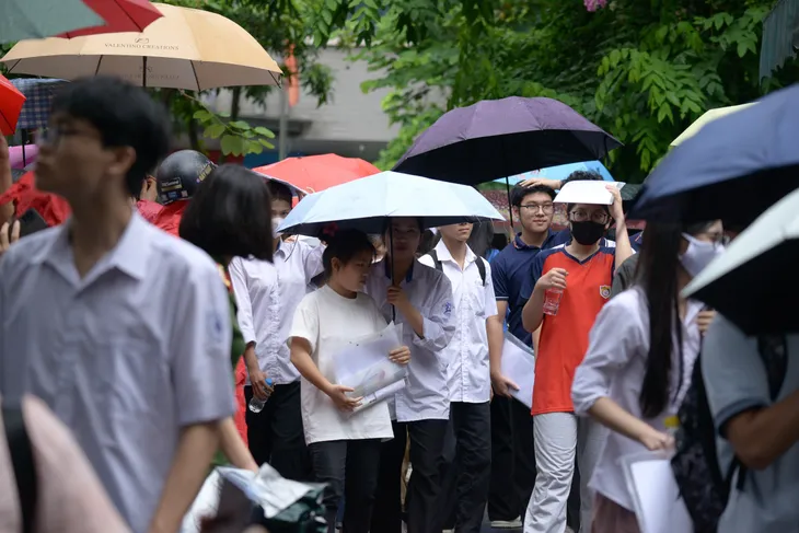 Cõng bạn và những hình ảnh ấn tượng trong buổi thi môn Ngữ văn sáng nay tại Hà Nội - Ảnh 13. Cõng bạn và những hình ảnh ấn tượng trong buổi thi môn Ngữ văn sáng nay tại Hà Nội - Ảnh 13.