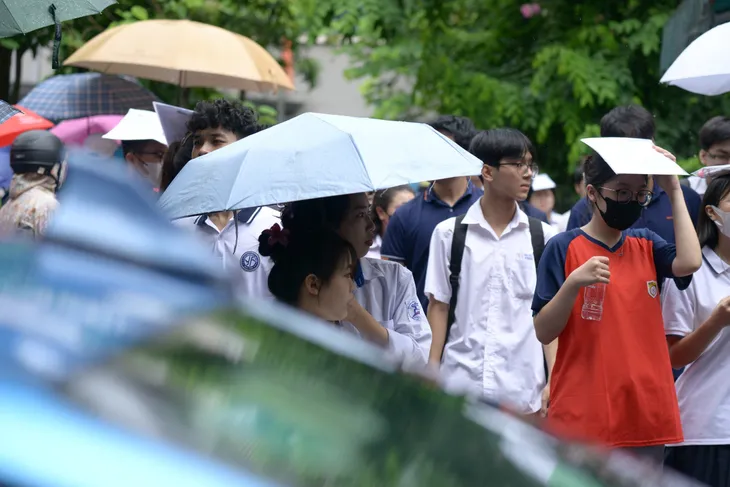 Cõng bạn và những hình ảnh ấn tượng trong buổi thi môn Ngữ văn sáng nay tại Hà Nội - Ảnh 8. Cõng bạn và những hình ảnh ấn tượng trong buổi thi môn Ngữ văn sáng nay tại Hà Nội - Ảnh 8.