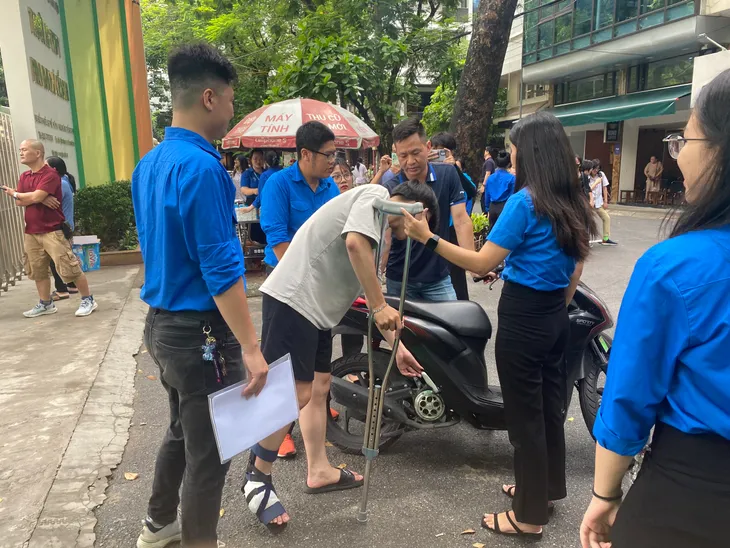 Cõng bạn và những hình ảnh ấn tượng trong buổi thi môn Ngữ văn sáng nay tại Hà Nội - Ảnh 3. Cõng bạn và những hình ảnh ấn tượng trong buổi thi môn Ngữ văn sáng nay tại Hà Nội - Ảnh 3.