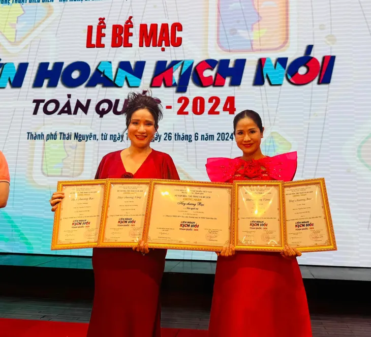NSND Trịnh Kim Chi bội thu huy chương khi dựng kịch về đề tài lịch sử - Ảnh 3. NSND Trịnh Kim Chi bội thu huy chương khi dựng kịch về đề tài lịch sử - Ảnh 3.