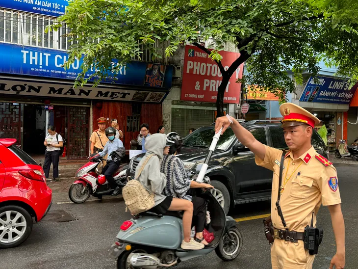 Thí sinh ở Hà Nội vui vẻ, tự tin bước vào môn thi đầu tiên - Ảnh 14.