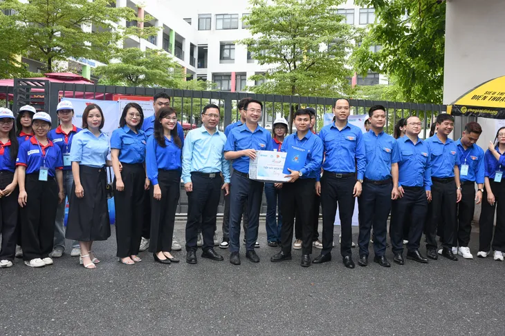 Những hình ảnh đẹp trong buổi thi Tốt nghiệp THPT 2024 đầu tiên - Ảnh 11.