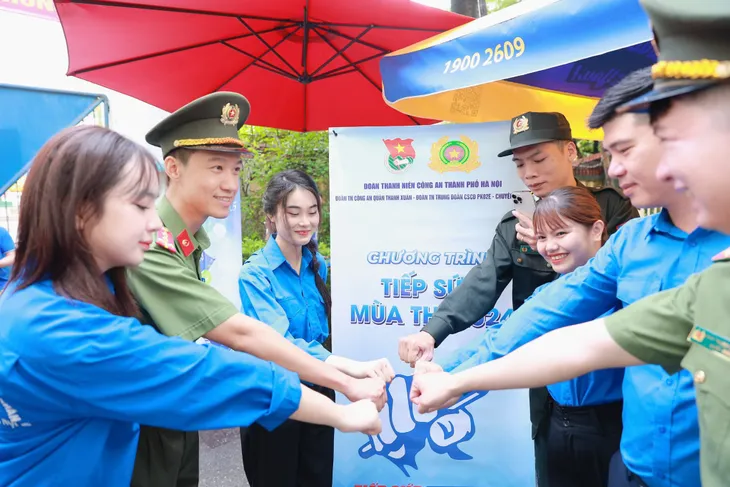 Những hình ảnh đẹp trong buổi thi Tốt nghiệp THPT 2024 đầu tiên - Ảnh 9.