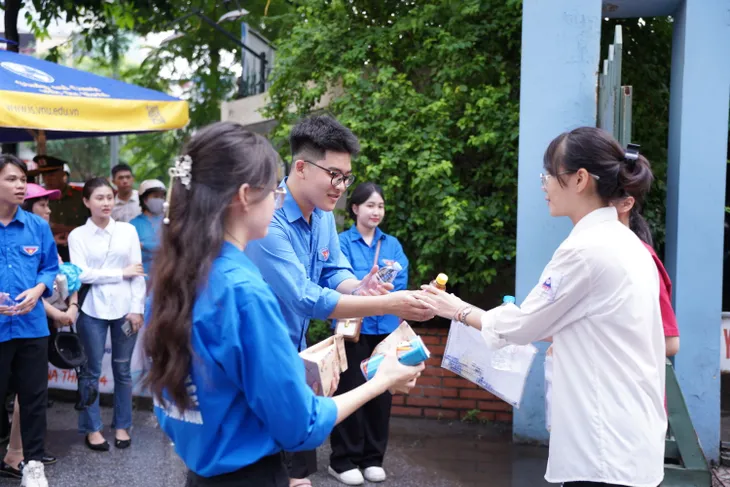 Tinh thần tuổi trẻ của những màu áo xanh - Ảnh 3.