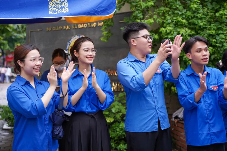 Tinh thần tuổi trẻ của những màu áo xanh - Ảnh 12. Tinh thần tuổi trẻ của những màu áo xanh - Ảnh 12.