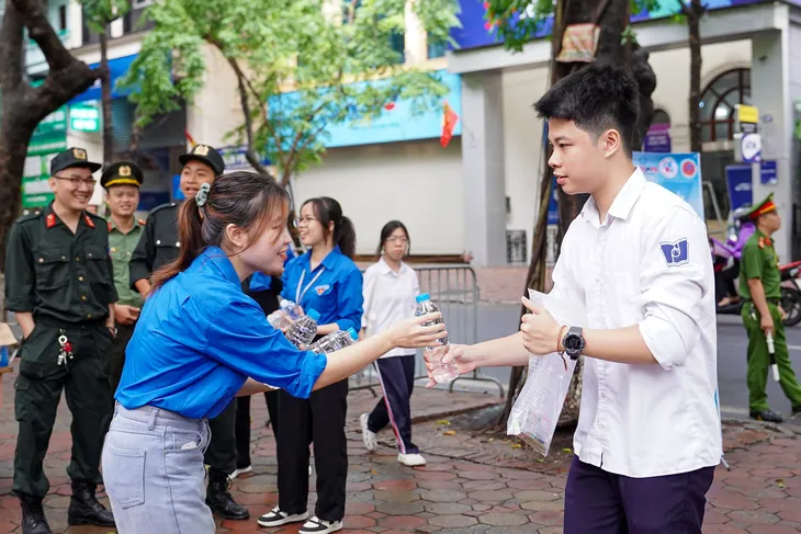 Tinh thần tuổi trẻ của những màu áo xanh - Ảnh 4. Tinh thần tuổi trẻ của những màu áo xanh - Ảnh 4.