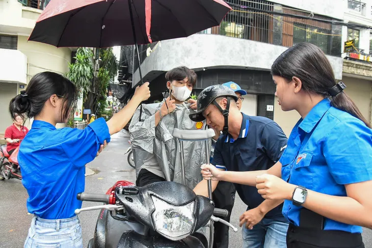 Tinh thần tuổi trẻ của những màu áo xanh - Ảnh 2. Tinh thần tuổi trẻ của những màu áo xanh - Ảnh 2.