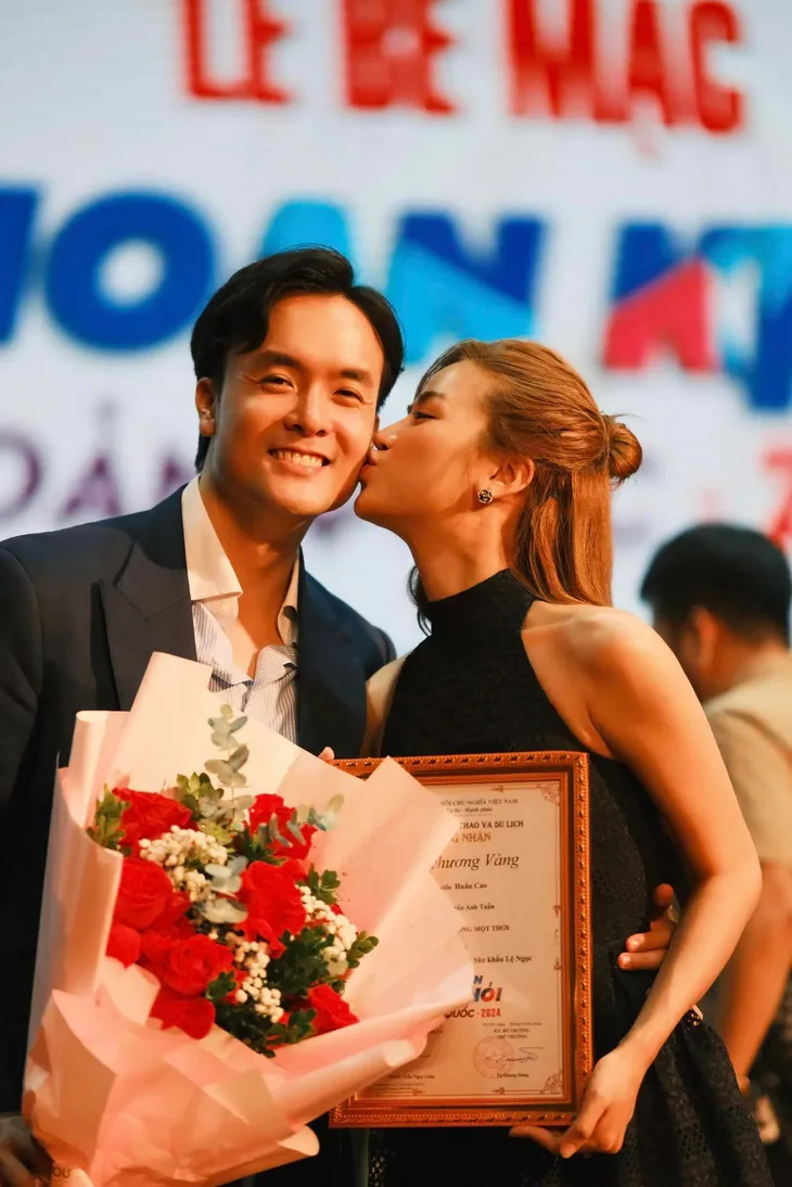 Hồ Ngọc Hà kỷ niệm 7 năm bên Kim Lý, Anh Đào tình tứ bên bạn trai - Ảnh 2. Hồ Ngọc Hà kỷ niệm 7 năm bên Kim Lý, Anh Đào tình tứ bên bạn trai - Ảnh 2.