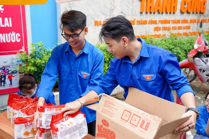 Tinh thần tuổi trẻ của những màu áo xanh - Ảnh 7. Tinh thần tuổi trẻ của những màu áo xanh - Ảnh 7.