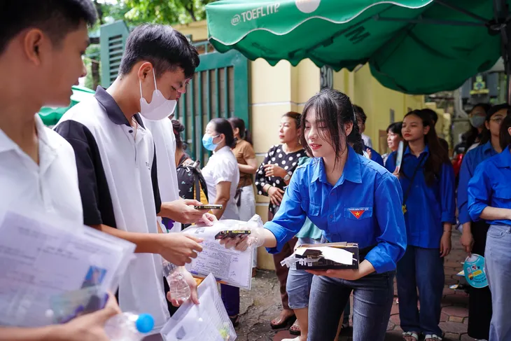 Tinh thần tuổi trẻ của những màu áo xanh - Ảnh 8. Tinh thần tuổi trẻ của những màu áo xanh - Ảnh 8.